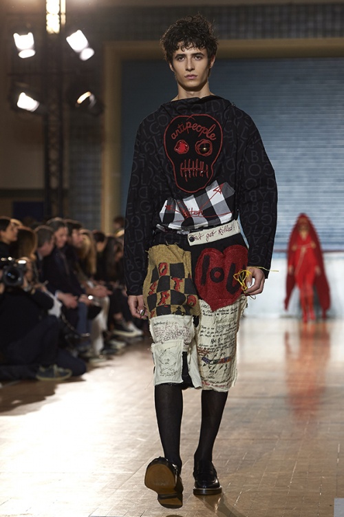 Look from Vivienne Westwood Autumn/Winter 2017 during London Fashion Week Men's on January 9, 2017 (Photo by Niklas Halle’n / AFP)